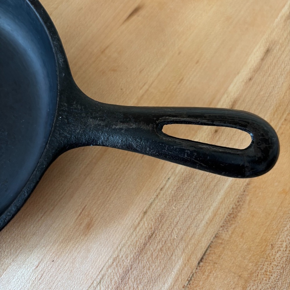 Vintage Unmarked Wagner 6 1/2" cast iron skillet double spouts - Picture 3 of 6